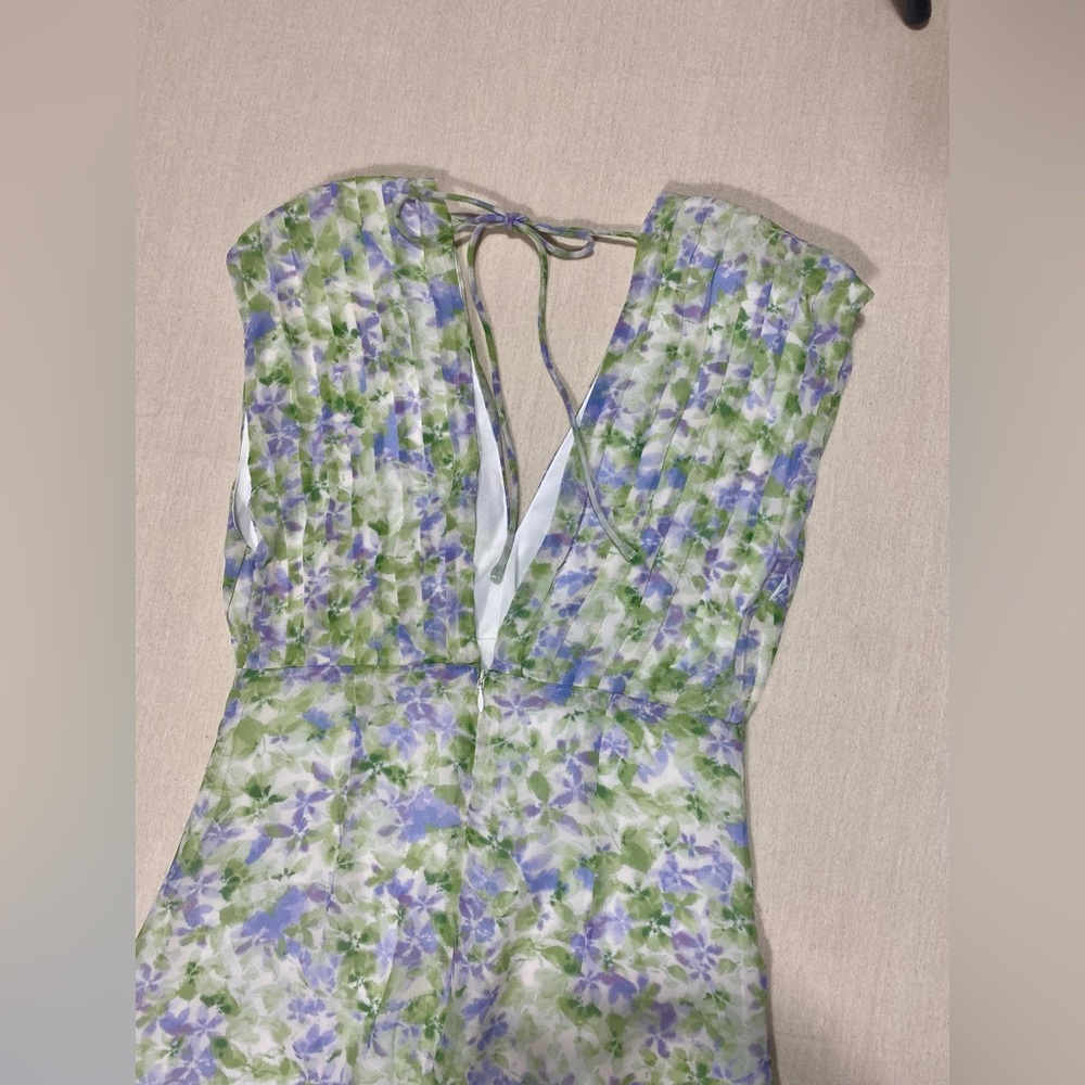 Astr the Label V-Neck Pleated Midi Dress NWT - Picture 9 of 16